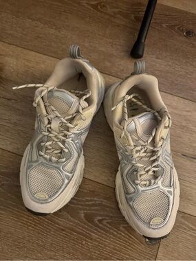 Zara Cream & Light Gray Athletic Sneakers